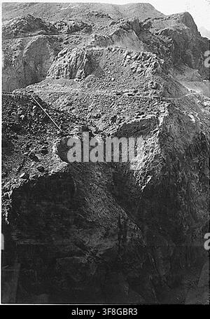 Ausgrabung für die Arizona-Wasseraufnahmetürme am Hoover-Staudamm, Boulder City, Nevada, wie von der Nevada-Seite flussaufwärts gesehen, mit Arbeitern im ausgegrabenen Bereich, fotografiert am 3. Oktober 1932 während des Baus des Staudamms. Stockfoto