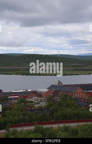 Ein weitläufiger Luftbildblick in Kiruna, Schweden, Berge in der Ferne unter einem bewölkten Himmel. Stockfoto