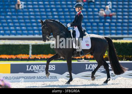 Aachen, Deutschland. 12. Aug., 2026. Pferdesport: Weltmeisterschaften, Dressur, Grand Prix Team Finale. Die britische Reiterin Charlotte Fry reitet ihr Pferd Glamourdale durch den Kurs. Credit: Rolf Vennenbernd/dpa/Alamy Live News Stockfoto