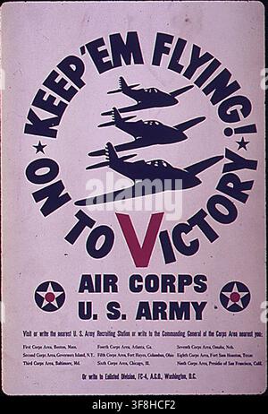 Ein Propagandaposter aus dem Zweiten Weltkrieg mit dem Titel 'Keep'em Flying on to Victory', aus den Aufzeichnungen des Office of Government Reports, das die Kriegsanstrengungen fördert. Stockfoto