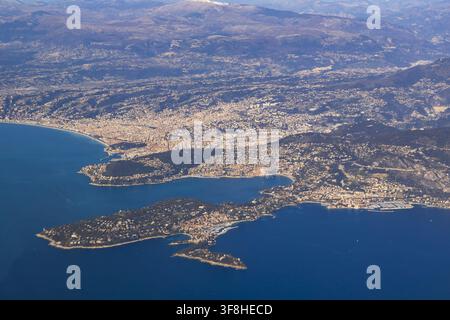 Luftaufnahme der Küste der französischen Riviera mit städtischer Bebauung, Küstenbuchten, der Halbinsel Cap Ferrat und entfernten Bergen Nizza, Provence-A Stockfoto