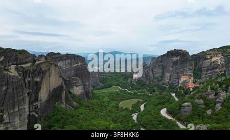 KALAMBAKA, GRIECHENLAND - 13. MAI 2026 Atemberaubender Drohnenaufnahm der historischen Meteora-Kloster, die auf riesigen Felsformationen in Griechenland thronen. Berühmtes Reiseziel Stockfoto