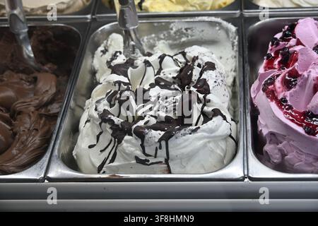 Nahaufnahme eines appetitlichen Gelato-Löffels in verschiedenen Nussaromen Stockfoto
