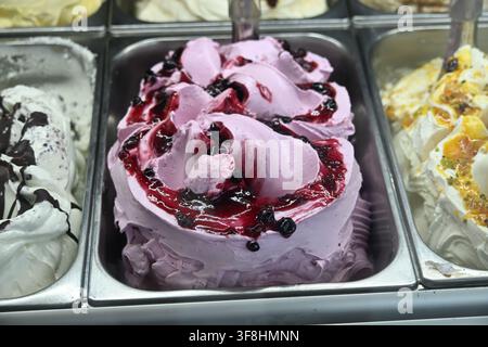 Nahaufnahme eines appetitlichen Gelato-Löffels in verschiedenen Nussaromen Stockfoto