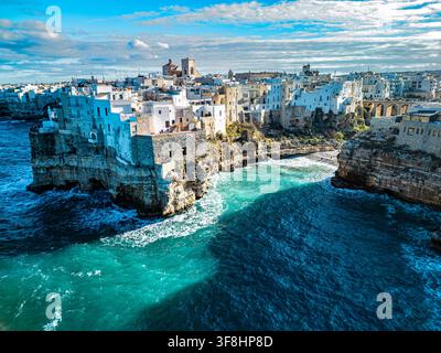 Luftaufnahme der historischen Stadt Polignano a Mare, die auf Kalksteinklippen über dem türkisfarbenen Adriatischen Meer in Polignano a Mare, Apulien, Italien, thront Stockfoto