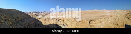 Panoramiches Blick auf den Wüstenkanyon des St. Georgs-Klosters in Wadi Qelt, Judäische Wüste Stockfoto