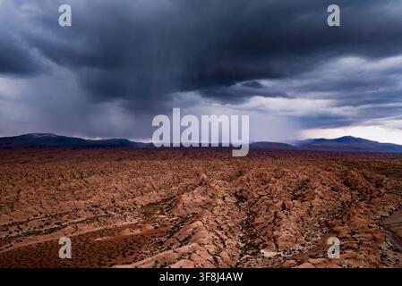 Blick auf einen Blitzschlag über der rauen Landschaft der Siloli-Wüste unter dramatischen Gewitterwolken in Sur Lipez, Departamento de Potosí, Bolivien. Stockfoto