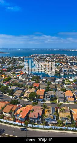 Luftaufnahme des Wohngebiets und der Marina an der Uferpromenade von San Diego Bay, Kalifornien Stockfoto