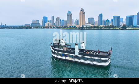 Luftbild des Fährboots von San Diego in der Bucht mit Innenstadt-Horizont und Coronado Park Stockfoto