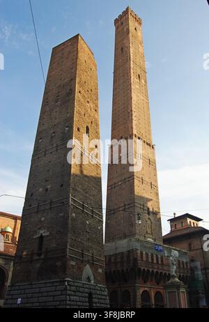 Bologna, Italien – 17. Oktober 2014. Le Due Torri – die schiefen Türme von Bologna mit den umliegenden historischen Gebäuden. Stockfoto