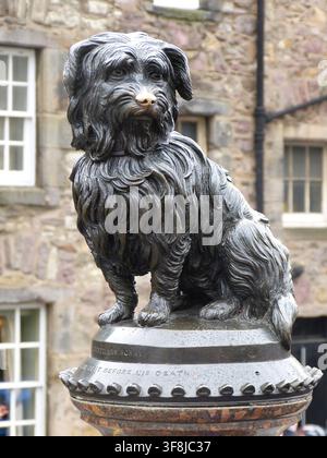 Edinburgh, Großbritannien – 14. Juni 2014. Greyfriars Bobby Statue in Edinburgh. Für 14 Jahre von 1858 bis 1872 hielt dieser Skye-Terrier eine Wache o Stockfoto