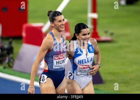 Amy HUNT (200m Frauen) von Großbritannien und Nordirland und Rafailia SPANOUDAKI-CHATZIRIGA (200m Frauen) nach dem 200m-Halbfinale der Europameisterschaften der Leichtathletik Birmingham 2026 im Alexander Stadium, Birmingham, England. Credit Foto: Mark Dunn Photography. Stockfoto
