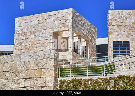 Getty Center Steinarchitektur mit modernen Geländern und blauem Himmel Los Angeles Stockfoto