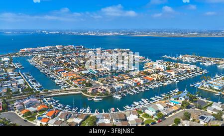 Luftaufnahme von Wohngebäuden am Wasser, Marinas und Booten in der Bucht von San Diego, Kalifornien Stockfoto