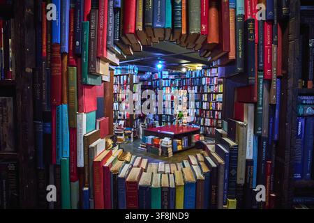 Fenster des Büchertunnels und gemütliches Bücherladen-Interieur mit gestapelten Büchern in Los Angeles Stockfoto