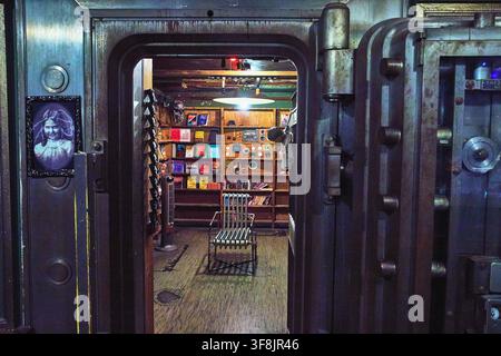 Alte Banktresorerie umgewandelt in ein einzigartiges Buchladen-Interieur in Los Angeles, Kalifornien Stockfoto