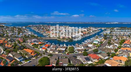 Luftbild der San Diego Bay Waterfront Nachbarschaftsmarina und Küstenwohnhäuser Panorama Stockfoto