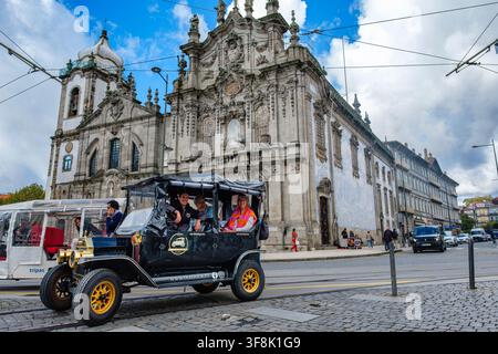 Touristen auf Tour vor der Igreja do Carmo, barock/rokokoarchitektonische Kirche, Oporto, Porto, Portugal Stockfoto