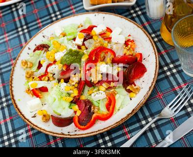 Gemüsesalat mit Mais und Paprika auf einem Teller Stockfoto