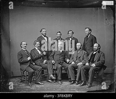 Generäle John H. Ketchum, James A. Garfield und Grenville M. Dodge, zusammen mit Hon. Thomas H. Boyd, Hon. James A. Pyle, General Green B. Raum, E.V. Smalley und Hon. Henry D. Washburn, in einem amerikanischen Fotografen der Zeit des Bürgerkriegs. Stockfoto