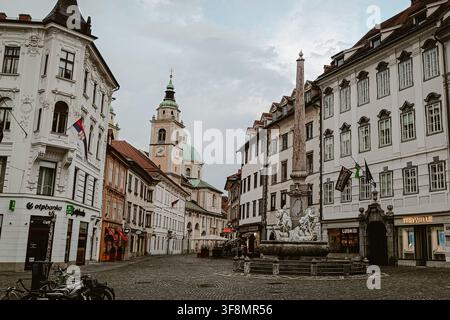 Ljubljana, Ljubljana, Slowenien - 11. Juli 2026: Blick auf den Robba-Brunnen und die Kathedrale von Ljubljana im historischen Stadtzentrum. Stockfoto