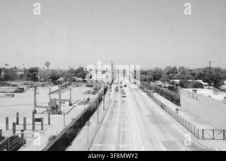 Erhöhte Ansicht einer breiten Los Angeles-Fahrbahn mit Verkehr und Baustellen in Südkalifornien. Stockfoto