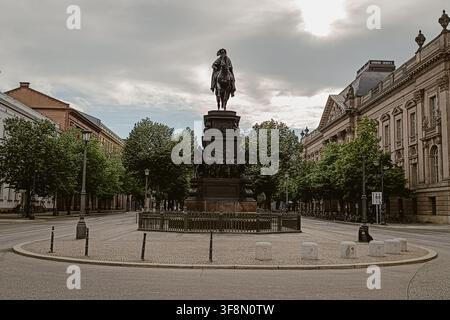 Berlin, Deutschland - 03. Juni 2026: Blick auf die Reiterstatue Friedrichs des Großen auf der Unter den Linden, mit historischen Gebäuden, Bäumen und Kopfsteinpflaster Stockfoto
