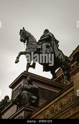 Berlin, Deutschland - 03. Juni 2026: Blick auf die bronzene Reiterstatue Friedrichs des Großen mit kunstvollen Details des Monarchen zu Pferde a Stockfoto