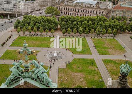 Berlin, Deutschland - 03. Juni 2026: Blick auf den Lustgarten mit seinem zentralen Brunnen, grünen Rasenflächen und dem historischen Alten Museum im Hintergrund, s Stockfoto