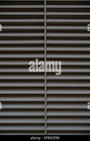 Detail eines Metall-Lüfter-Ventilationssystems an einer Gebäudewand. Stockfoto
