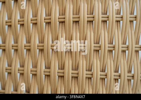 Gewebter Rattan-Texturhintergrund. Nahaufnahme von hellbraunem Korbgeflechtmuster. Stockfoto