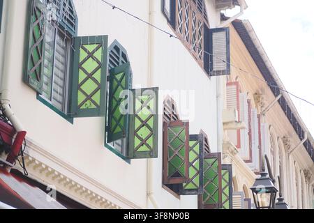 Chinatown in Singapur, 12. Mai 2026. Historische Gebäude mit offenen Fenstern in einer Stadtstraße Stockfoto