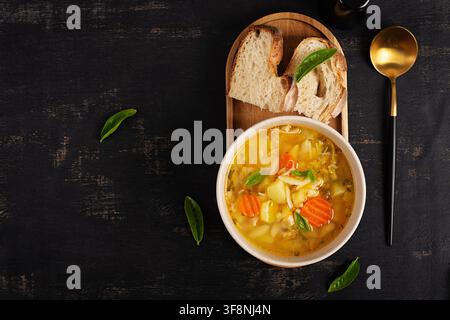 Hausgemachte Hühner-Orzo-Suppe mit Gemüse und frischem Brot Stockfoto