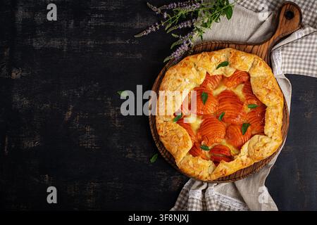 Rustikale Aprikosengalette mit Mandeln und Vanillefüllung. Ansicht von oben Stockfoto