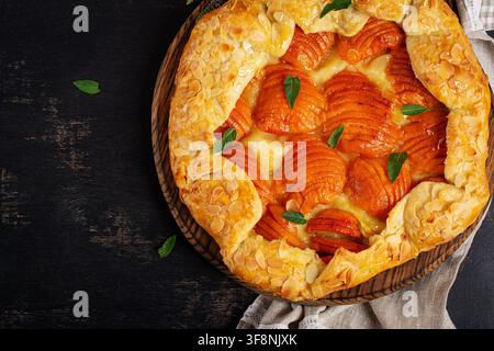 Sommer-Frucht-Galette mit Aprikosen und Mandelblättchen. Oberansicht Stockfoto