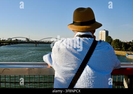 Frankreich. 12. Aug., 2026. Sonnenfinsternis am 12. August 2026 auf der Pont des Deux Rives, die den Rhein zwischen Straßburg und Kehl überspannt. Tausende von Menschen kamen, um dieses außergewöhnliche Spektakel direkt an der Grenze zwischen Frankreich und Deutschland zu bewundern – ein Symbol für Europa. Um es sicher zu betrachten, mussten die Menschen die unverzichtbaren ISO 123122 Sonnenfinsternisbrillen besorgen, die in den Tagen vor dem Ereignis schwer zu finden waren. 12. August 2026, Straßburg - Kehl, Ostfrankreich. Foto von Nicolas Roses/ABACAPRESS.COM Credit: Abaca Press/Alamy Live News Stockfoto