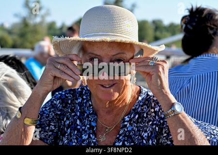 Frankreich. 12. Aug., 2026. Sonnenfinsternis am 12. August 2026 auf der Pont des Deux Rives, die den Rhein zwischen Straßburg und Kehl überspannt. Tausende von Menschen kamen, um dieses außergewöhnliche Spektakel direkt an der Grenze zwischen Frankreich und Deutschland zu bewundern – ein Symbol für Europa. Um es sicher zu betrachten, mussten die Menschen die unverzichtbaren ISO 123122 Sonnenfinsternisbrillen besorgen, die in den Tagen vor dem Ereignis schwer zu finden waren. 12. August 2026, Straßburg - Kehl, Ostfrankreich. Foto von Nicolas Roses/ABACAPRESS.COM Credit: Abaca Press/Alamy Live News Stockfoto