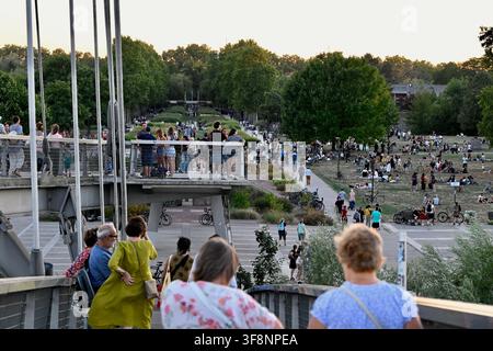 Frankreich. 12. Aug., 2026. Sonnenfinsternis am 12. August 2026 auf der Pont des Deux Rives, die den Rhein zwischen Straßburg und Kehl überspannt. Tausende von Menschen kamen, um dieses außergewöhnliche Spektakel direkt an der Grenze zwischen Frankreich und Deutschland zu bewundern – ein Symbol für Europa. Um es sicher zu betrachten, mussten die Menschen die unverzichtbaren ISO 123122 Sonnenfinsternisbrillen besorgen, die in den Tagen vor dem Ereignis schwer zu finden waren. 12. August 2026, Straßburg - Kehl, Ostfrankreich. Foto von Nicolas Roses/ABACAPRESS.COM Credit: Abaca Press/Alamy Live News Stockfoto
