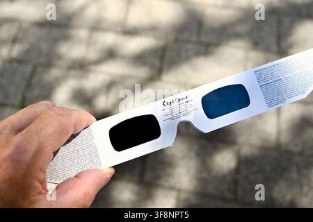 Straßburg, Frankreich. 12. Aug., 2026. Sonnenfinsternis am 12. August 2026 auf der Pont des Deux Rives, die den Rhein zwischen Straßburg und Kehl überspannt. Tausende von Menschen kamen, um dieses außergewöhnliche Spektakel direkt an der Grenze zwischen Frankreich und Deutschland zu bewundern – ein Symbol für Europa. Um es sicher zu betrachten, mussten die Menschen die unverzichtbaren ISO 123122-Sonnenfinsternisbrillen besorgen, die in den Tagen vor dem Ereignis schwer zu finden waren. 12. August 2026, Straßburg - Kehl, Ostfrankreich. Foto von Nicolas Roses/ABACAPRESS.COM Credit: Abaca Press/Alamy Live News Stockfoto