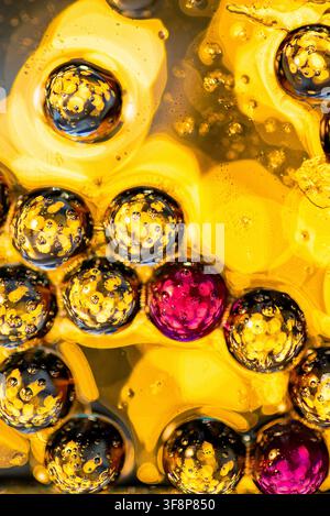 Festlicher abstrakter Feiertags-Hintergrund mit schimmernden Luxusornamenten und warmen inneren Lichtreflexionen Stockfoto