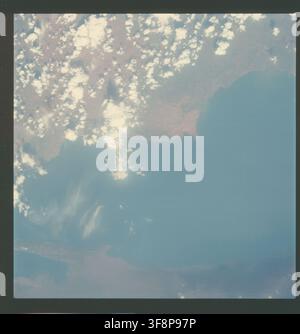 Apollo-7-Mission, Afrika, 1968, mit Blick auf den Tanganika-See, nahe Kigoma und Ujiji in Tansania, in einer Höhe von 98 Meilen, aufgenommen mit einer Hasselblad-500-C-Kamera. Stockfoto