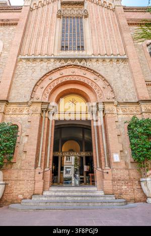 Barcelona - Spanien - 14. Juli 2026: Eingangsfassade und Torbogen der Kirche Santa Agnes, Barcelona, neoromanische Backsteinarchitektur, dekoratives Portal Stockfoto