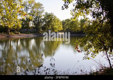 Seelandschaft an einem sonnigen Sommertag Stockfoto