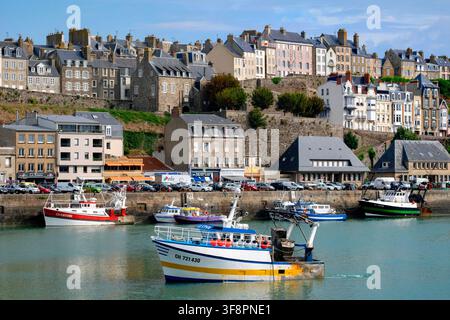 Fischerboot und Schiffe mit Mietshäusern im Hintergrund, Granville, Mont-Saint-Michel-Bucht, Normandie, Frankreich, Europa Stockfoto