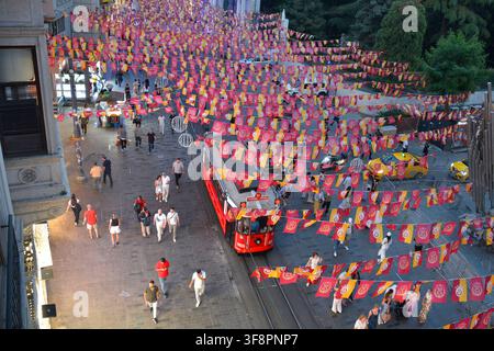 Istanbul, Türkei - 7. Juli 2025. Eine Hochwinkelaufnahme bei Dämmerung der Istiklal Caddesi in Beyoglu. Dekoriert mit Galatasaray-Bannern Stockfoto