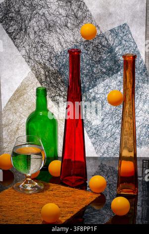 Stillleben mit Gläsern und Orangenkugeln Stockfoto
