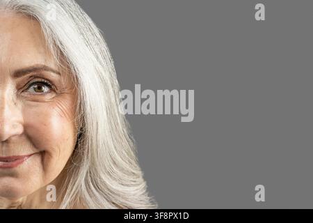 Lächelnde ältere kaukasische Frau mit grauen Haaren, Nahaufnahme, glücklicher Ausdruck, Schönheitskonzept Stockfoto