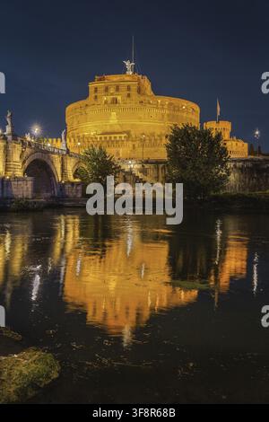 Rom, Italien – 05. August 2026: Blick auf den beleuchteten Castel Sant’Angelo bei Nacht mit seiner Spiegelung im Tiber, darunter die historische Brücke an Stockfoto