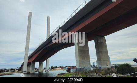 Melbourne, Australien - 1. April 2026: Blick von unten auf die Bolte Bridge über den Yarra River, die städtische Verkehrsinfrastruktur zeigend Stockfoto