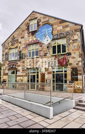 Varde, Dänemark - 31. Juli 2026: Blick auf die Otto-Frello-Malerereien, ein surrealistisches Trompe-l'oeil-Kunstwerk an einer Gebäudefassade mit verspielten Details und Stockfoto